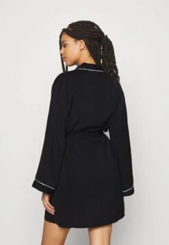 Anna Field AMANDA SATIN DRESSING GOWN - Bademantel - Black 10 Anna Field AMANDA SATIN DRESSING GOWN - Bademantel - Black -Chic Fusion Verkauf 2ed7ad8212184e4ca1dc1b97ba75f567