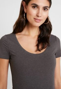 Anna Field 3 PACK - T-Shirt Basic - White/black/dark Grey 12 Anna Field 3 PACK - T-Shirt Basic - White/black/dark Grey -Chic Fusion Verkauf 8d73753d686e4e7eb30522402290ce73