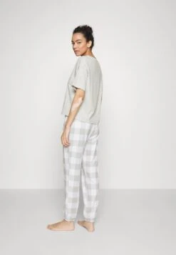 Anna Field Nachtwäsche Set - Grey 10 Anna Field Nachtwäsche Set - Grey -Chic Fusion Verkauf a372c3d7e87d404695a55a861fca6794