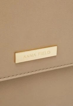 Anna Field Notebooktasche - Tan 11 Anna Field Notebooktasche - Tan -Chic Fusion Verkauf a565054d8e2d4f83b963eb734abf3e06