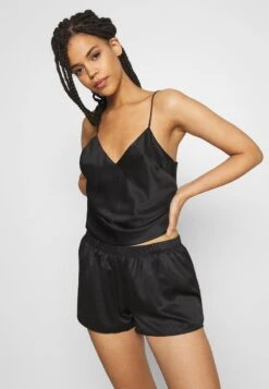 Anna Field SIMPLE SATIN SHORT SET - Nachtwäsche Set - Black 11 Anna Field SIMPLE SATIN SHORT SET - Nachtwäsche Set - Black -Chic Fusion Verkauf bf9abd9ea6a24dcb9383c9f8cd7f5605