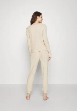 Anna Field Pyjama - Off-white 10 Anna Field Pyjama - Off-white -Chic Fusion Verkauf c645c44a970a4bc1810f0b9f8efa1e58