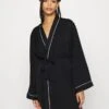 Anna Field AMANDA SATIN DRESSING GOWN - Bademantel - Black 1 Anna Field AMANDA SATIN DRESSING GOWN - Bademantel - Black -Chic Fusion Verkauf c8514e45c9704a56b441d86f6c913dc1