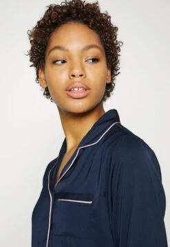 Anna Field AMANDA LONG SLEEVE SHORT SET - Nachtwäsche Set - Dark Blue 11 Anna Field AMANDA LONG SLEEVE SHORT SET - Nachtwäsche Set - Dark Blue -Chic Fusion Verkauf d0c424c67eae486c8b274bf06540f70d